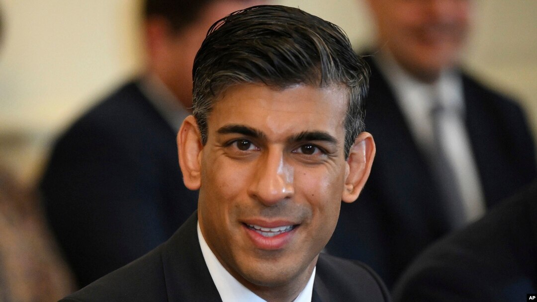ARCHIVO - El canciller de Hacienda de Gran Bretaña, Rishi Sunak, asiste a una reunión de gabinete en 10 Downing Street, Londres, el 24 de mayo de 2022. (Daniel Leal /via AP, Archivo)