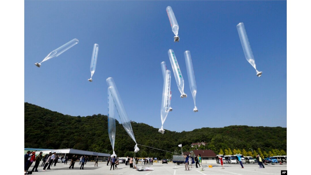 지난 2014년 10월 한국 경기도 파주에서 탈북민단체 회원들이 대북전단이 매달린 풍선을 북쪽으로 날리고 있다.