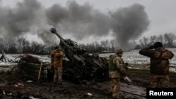 烏克蘭軍人向頓涅茨克地區前線發射M777榴彈炮炮彈。