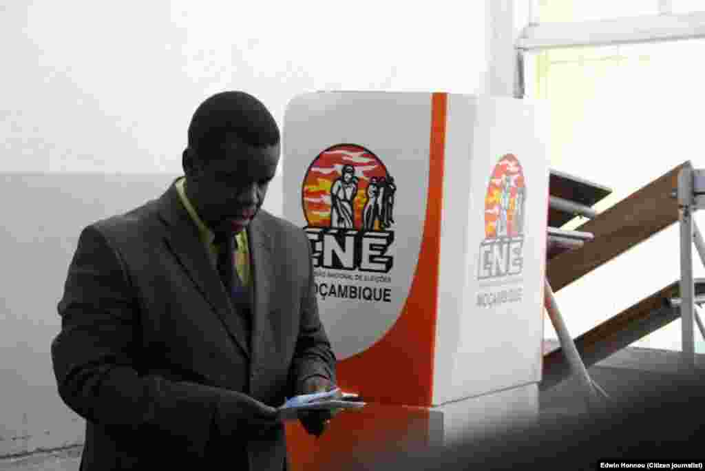 Daviz Simango vota na Beira, Moçambique, Out 15, 2014