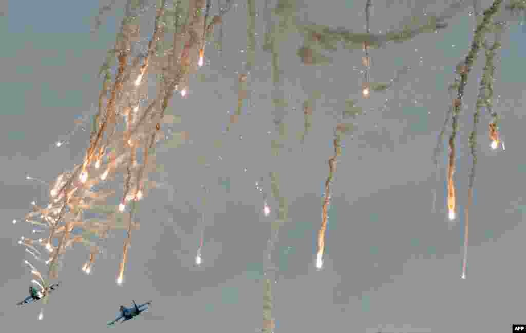 Ukrainian fighters fire flares as they fly above headquarters of the Ukrainian forces near north-eastern city of Izyum, July 8 2014.