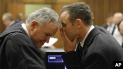 Optuženi Oskar Pistorijus sa svojim advokatom drugog dana suđenja, Pretorija 4. mart 2014.