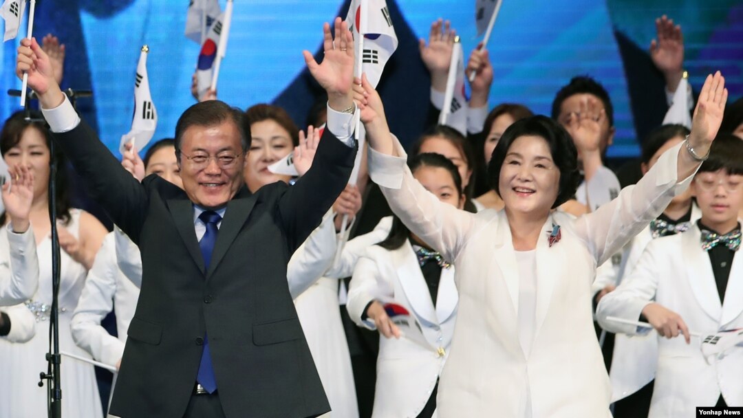 문재인(왼쪽) 대통령과 부인 김정숙 여사가 15일 세종문화회관에서 열린 제72주년 광복절 경축식에서 만세삼창을 하고 있다.