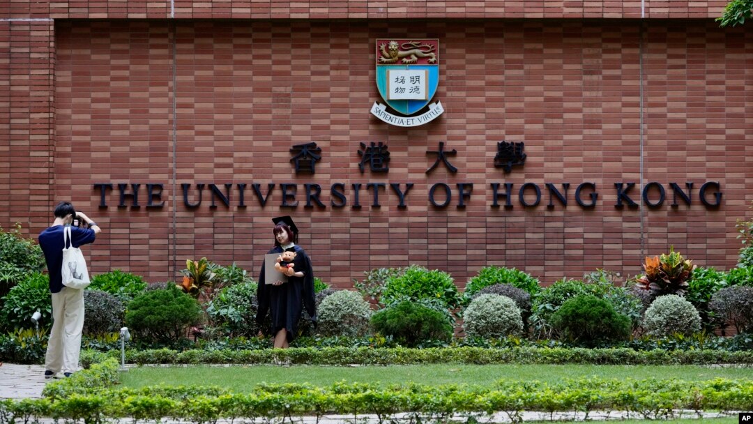 資料照片：香港大學學生在校園拍照。 （2021年7月16日）