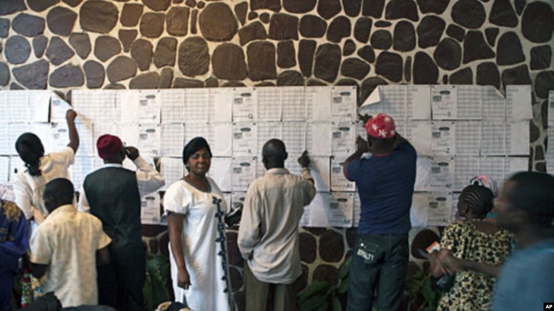 Confused voters look for their names on registration lists at a polling station in Democratic Republic of Congo's capital Kinshasa, November 28, 2011