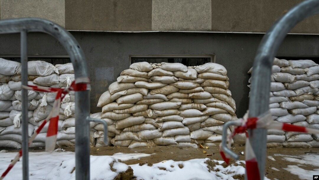 Sacos de arena cubren las ventanas de un edificio de apartamentos en Belgorod, Rusia, el 26 de enero de 2024. La ciudad sufrió un ataque de misiles ucranianos en diciembre de 2023 que dejó 25 muertos y 109 heridos.