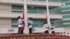 中國國慶日港警阻止社民連4人示威有五星紅旗被燒毀