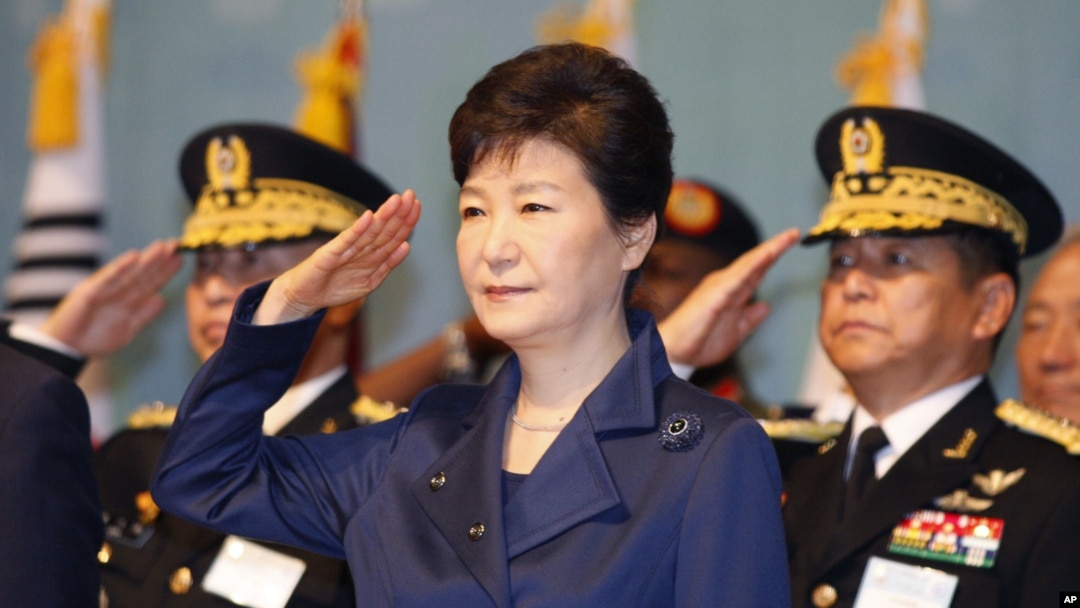 박근혜 한국 대통령이 1일 계룡대 대강당에서 열린 건군 제67주년 기념식에 참석해 거수경례하고 있다. 