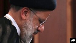 ARCHIVO - Imagen del presidente de Irán, Ebrahim Raisi, en una conferencia de prensa el 21 de junio de 2021, luego de ser electo al cargo. El presidente Raisi murió luego de que el helicóptero que lo transportaba junto a otros funcionarios se estrellara el 19 de mayo de 2024.
