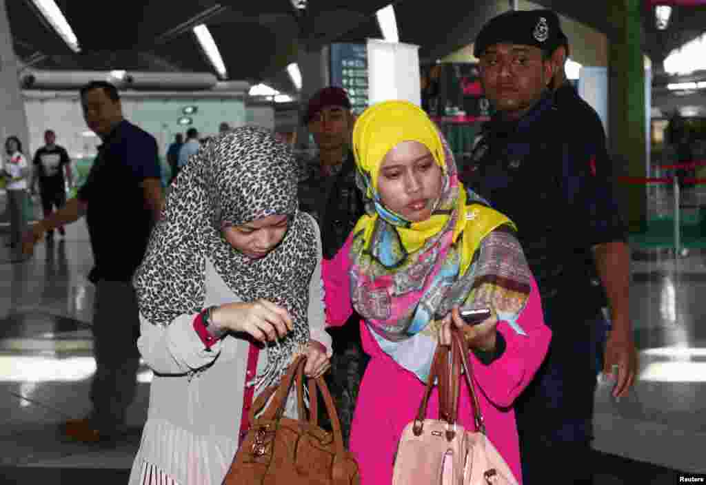 Kuala Lumpur aeroporti... Yo'qolgan samolyotdagi yo'lovchilarning yaqinlari.