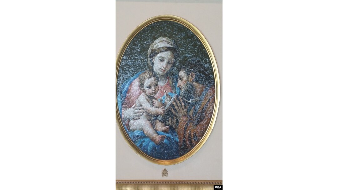 A mosaic of the Holy Family commemorating the World Meeting of Families.(VOA / M. Besheer))