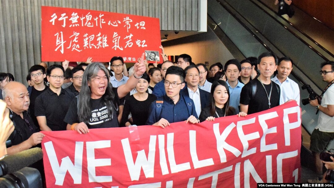 香港民主派前立法會議員梁國雄(左起)、羅冠聰、劉小麗、姚松炎離開立法會辦公室。(攝影：美國之音湯惠芸）