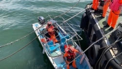 台灣海岸巡防署人員2024年6月9日在接近台北的淡水河沿岸逮捕了一名阮姓中國男子，並登上此人駕駛的快艇。 （台灣海巡署照片）