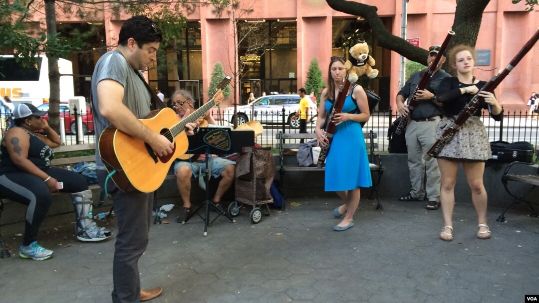 Bassoonists gave an impromptu outdoor concert in New York’s Washington Square Park. (Gail Wein/VOA)