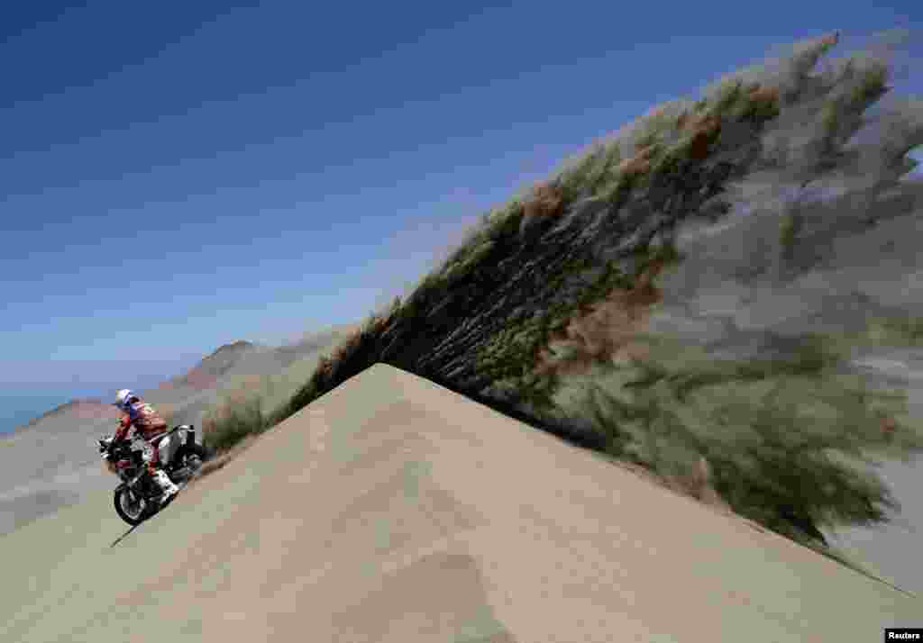 Spain's Jordi Viladoms rides his KTM motorcycle during the ninth stage of the Dakar Rally 2014, from Calama to Iquique, Chile, Jan. 14, 2014.