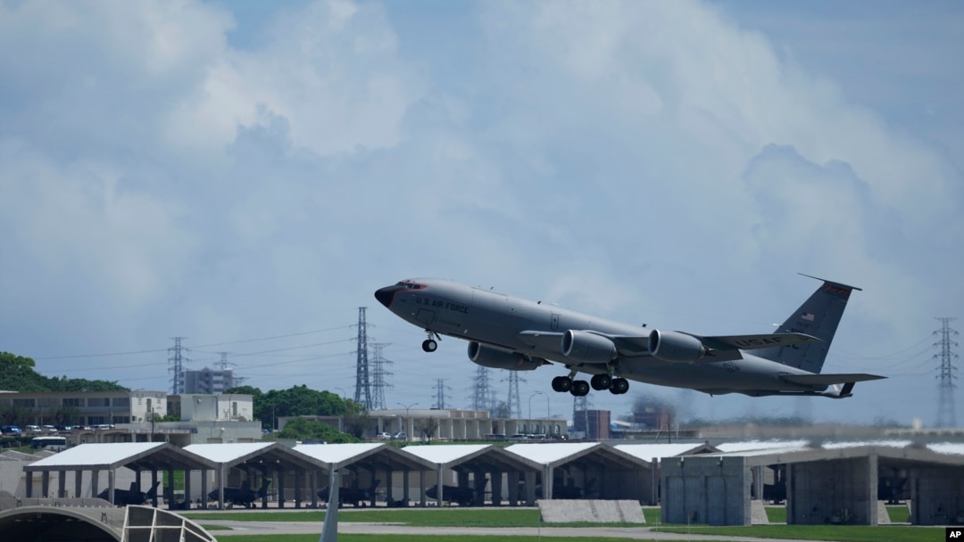 一架美國空軍 KC-135 型加油機從位於日本南部沖繩西部的嘉手納空軍基地機場起飛。 (美聯社照片，2023 年 8 月 30 日）