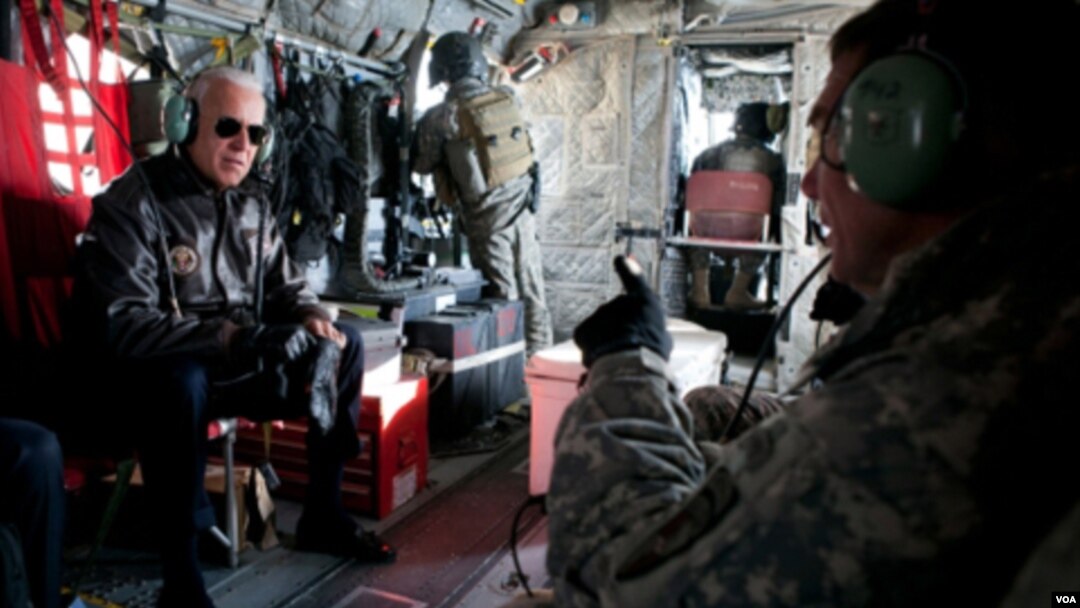 El vicepresidente de Estados Unidos, Joe Biden, y el general Petraeus dialogan a bordo de un helicóptero en Afganistán.