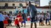 ARHIVA - Dikembe Mutombo u košarkaškom kampu za decu u Havani, na Kubi, 24. aprila 2015 (Foto: AFP/Yamil Lage)