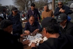 北京公園裡的老年人在打麻將。 （2021年4月6日）