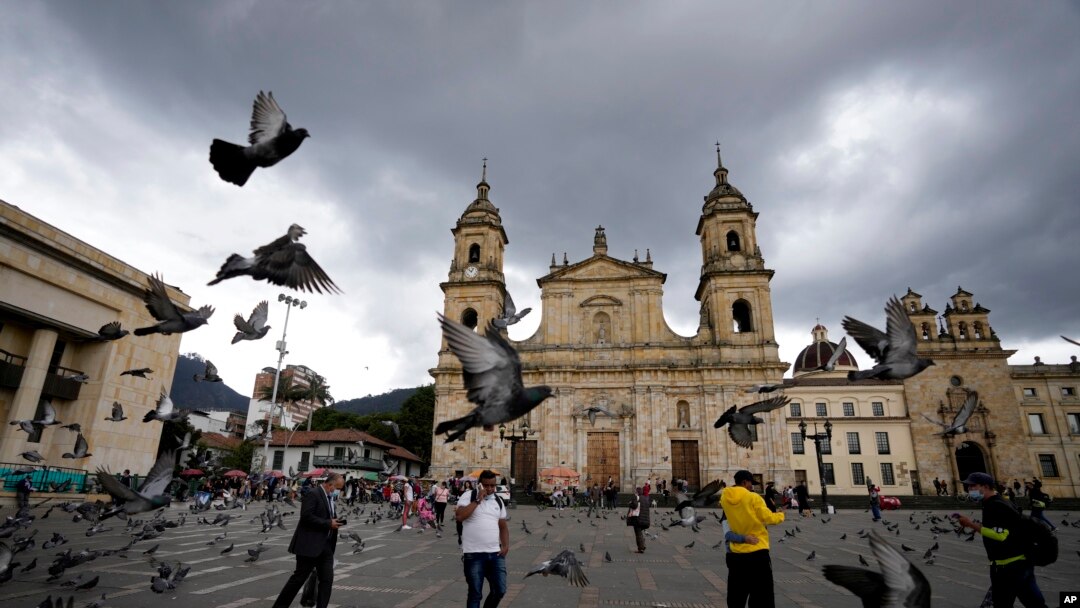 La gente camina en la Plaza Bolívar, en Bogotá, Colombia, el 9 de febrero de 2022.