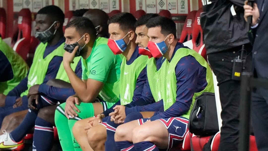 Messi, a farko daga dama a zaune a benci.