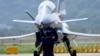 Un avión de combate chino J-10 está siendo guiado en la pista después de una demostración de vuelo en la 13ª Exposición Internacional Aeroespacial y de Aviación de China, en Zhuhai, en la provincia de Guangdong, en el sur de China, el 28 de septiembre de 2021.