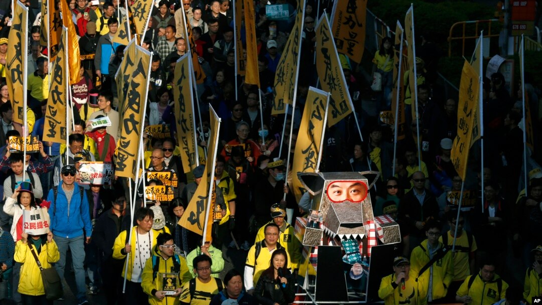 2014年1月1日，香港成千上萬民眾上街要求普選特首。