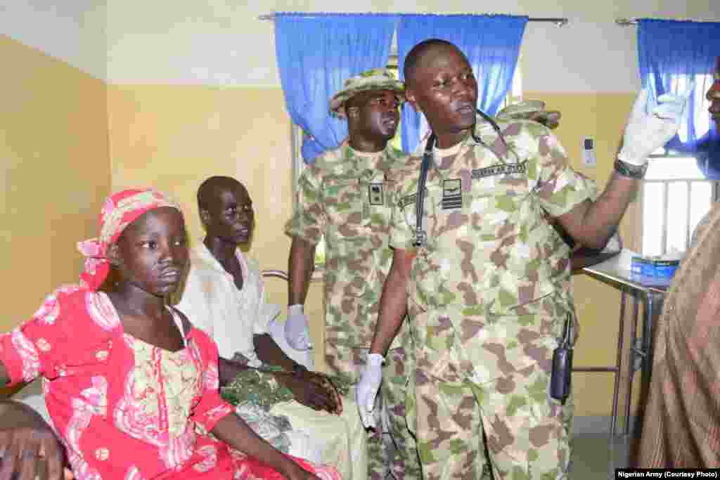 Rundunar sojojin Najeriya ta mika daliba 'yar Chibok, Amina Ali, da jaririyarta da kuma "mijinta" ga gwamnan Jihar Borno, Kashim Shettima