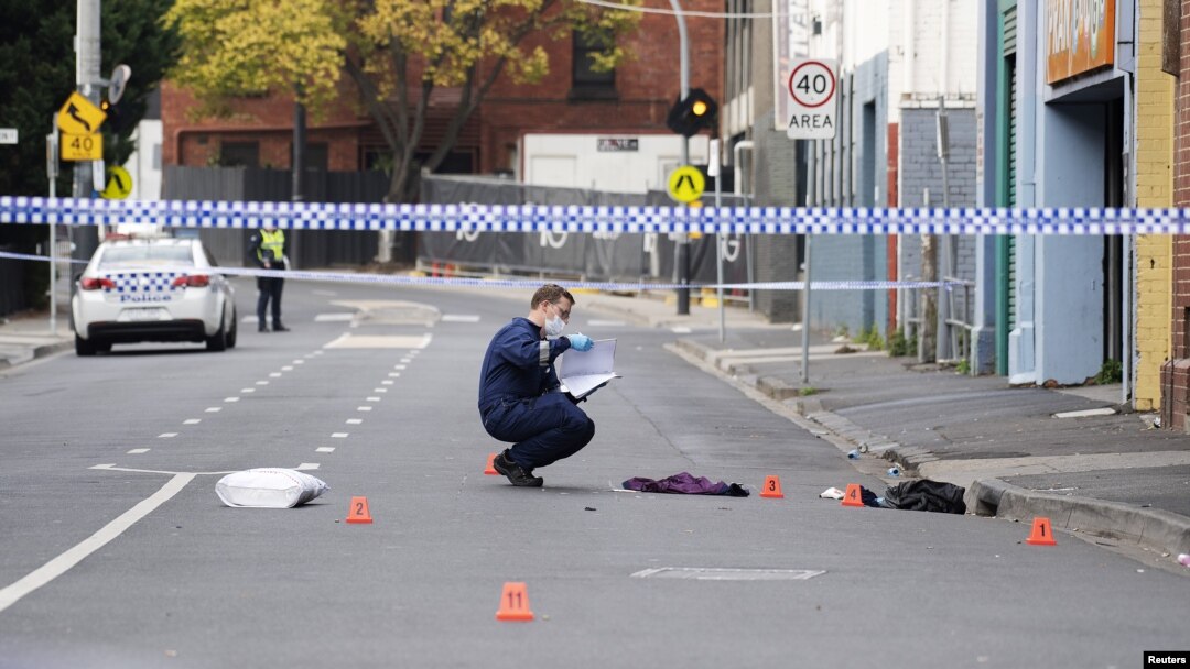 Afisa polisi wa Victoria akifanya uchunguzi katika eneo la tukio la uhalifu ambapo risasi kadhaa zilitumika katika shambulizi hilo katika klabu ya Love Machine, Prahran, Melbourne, Australia, Aprili 14, 2019.