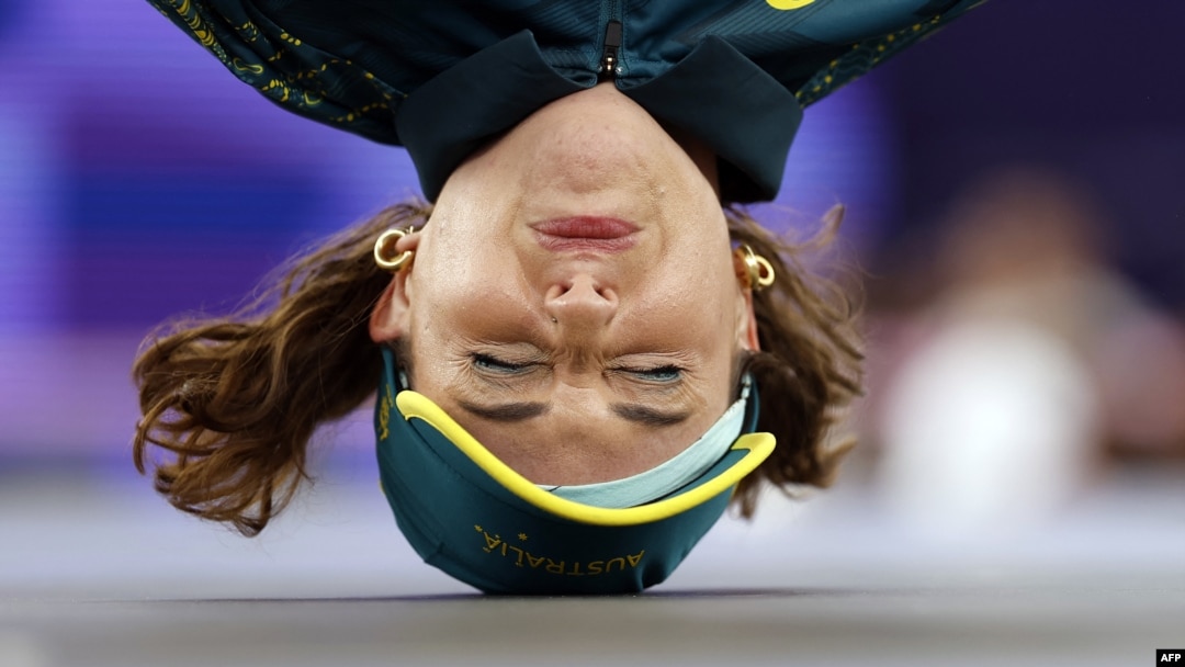 La australiana Rachael Gunn, conocida como Raygun, compite en el round robin de break dance femenino de los Juegos Olímpicos de París 2024 en La Concorde, en París, el 9 de agosto de 2024.