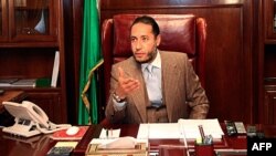 Saadiy Qaddafiy otasining davrida Tripolida katta lavozimda o'tirar edi, hatto voris deya taxmin qilinar edi. Muammar Qaddafiyning boshqa o'g'lilari, xususan Saif al-Islom ham hokimiyatga kelishi mumkin degan ishonch baland edi.