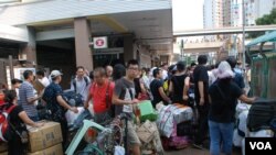 今年8月底，大陸水貨客帶著大批貨品堵塞上水火車站出口及對出的行人路。 美國之音湯惠芸拍攝