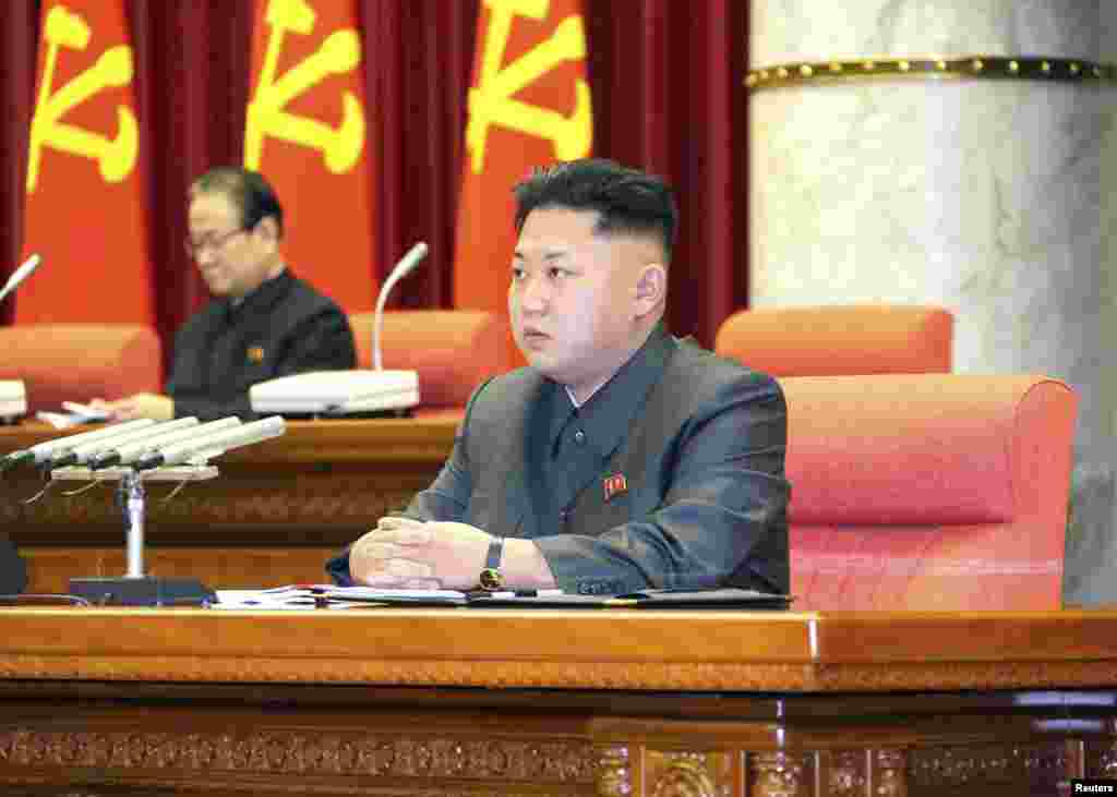북한 김정은 국방위원회 제1위원장이 지난 8일 평양에서 열린 조선노동당 중앙위원회 정치국 확대회의에 참석했다고 조선중앙통신이 9일 보도했다. 조선중앙TV는 이날 회의에서 반당·반혁명 종파주의로 실각한 장성택 북한 국방위원회 부위원장이 현장에서 끌려나간 장면을 보도했다.