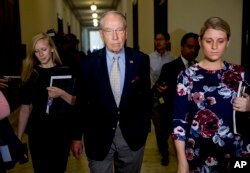 El presidente de la Comisión Judicial del Senado de EE.UU., Chuck Grassley, republicano por Iowa, parte del Capitolio después de hablar con periodistas el miércoles, 19 de septiembre de 2018.