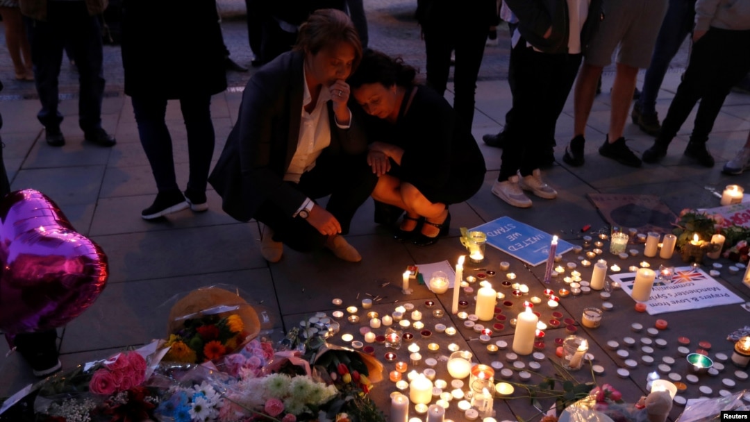 Women pay their respects to all those affected by the bomb attack, following a vigil in central Manchester, Britain, May 23, 2017. 