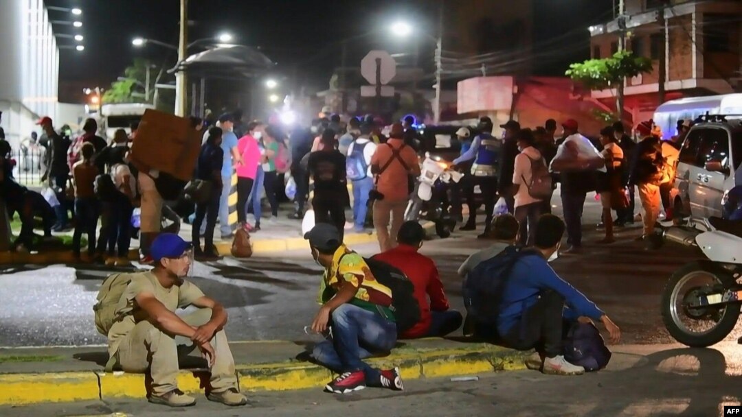 Migrantes hondureños a quienes no se les permite pasar por Guatemala por no tener documentación.[Foto de archivo]