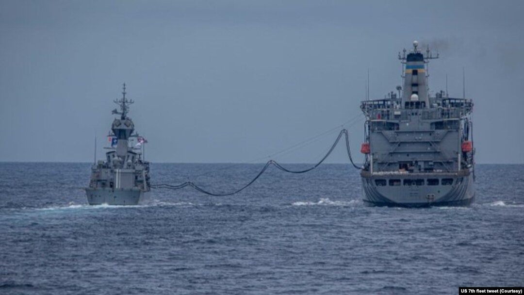 美國海軍第七艦隊柯蒂斯·威爾伯號導彈驅逐艦和澳大利亞皇家海軍的安扎克級護衛艦“巴拉臘特”號在南中國海進行聯合軍演。（2021年6月11日）