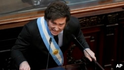 El presidente de Argentina, Javier Milei, pronuncia su discurso anual sobre el Estado de la Nación, que marca el inicio del año legislativo, en Buenos Aires, Argentina, el sábado 1 de marzo de 2025. AP