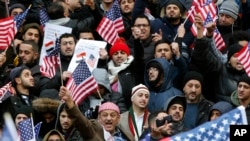 Musulmanes y yemeníes protestan en Brooklyn, Nueva York, contra la orden de restricción de viajes emitida por la administración Trump.