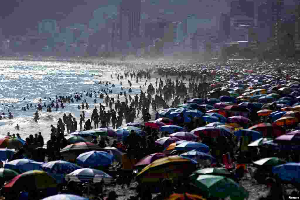 Beachgoers enjoy sunny weather in Ipanema Beach amid the COVID-19 outbreak, in Rio de Janeiro, Brazil, Jan. 25, 2022.