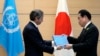國際原子能機構（IAEA）總幹事拉斐爾·格羅西（Rafael Grossi）2023年7月4日向日本首相岸田文雄遞交核廢水排放計劃認可報告。（法新社）