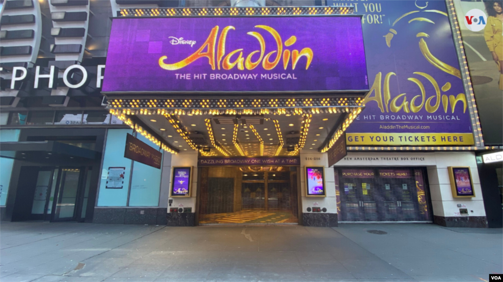 A pocos pasos de Times Square, las salas de Broadway, toda una referencia del teatro mundial, que muestran, una tras otra, sus puertas cerradas. 