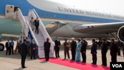 Los integrantes del Servicio Secreto cuestodiando la escalera del Air Force One a la llegada de Barack y Michelle Obama a India.