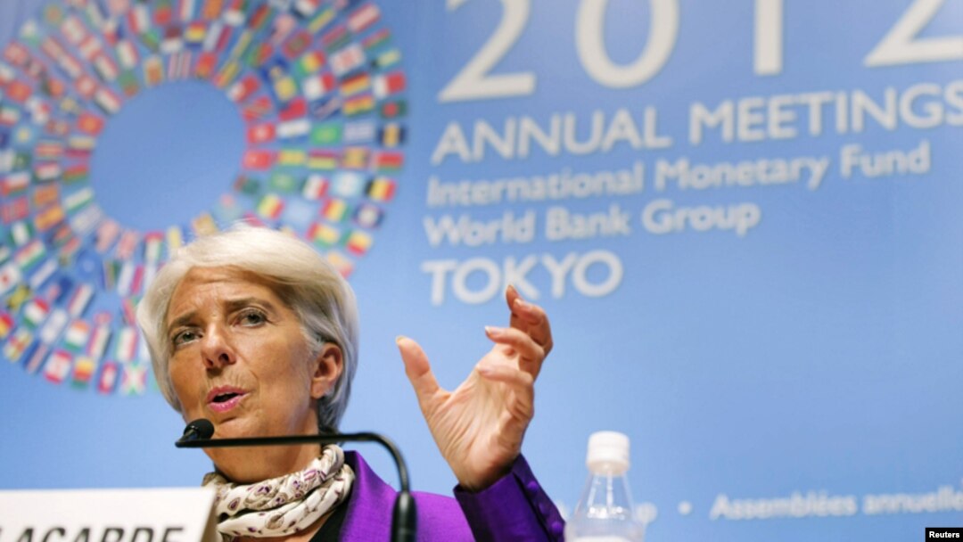 La directora del FMI, Christine Lagarde, habla durante la cita con el Banco Mundial en Tokio.