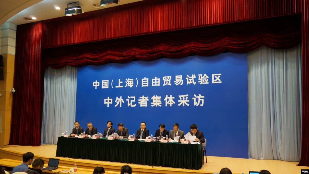 國務院宣傳辦組織中外記者參訪掛牌兩個月的上海自貿區(美國之音東方拍攝)