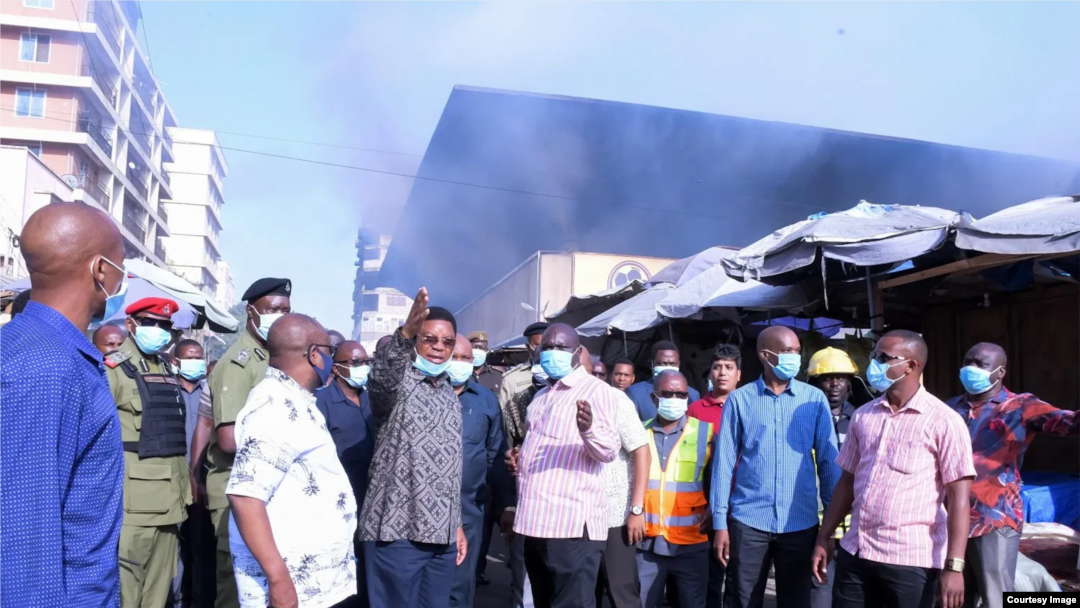 Waziri mkuu wa Tanzania, Kassim Majaliwa alipolitembelea soko la Kariakoo lililopo katika jiji la Dar es Salaam. Picha na Global Publishers TV.