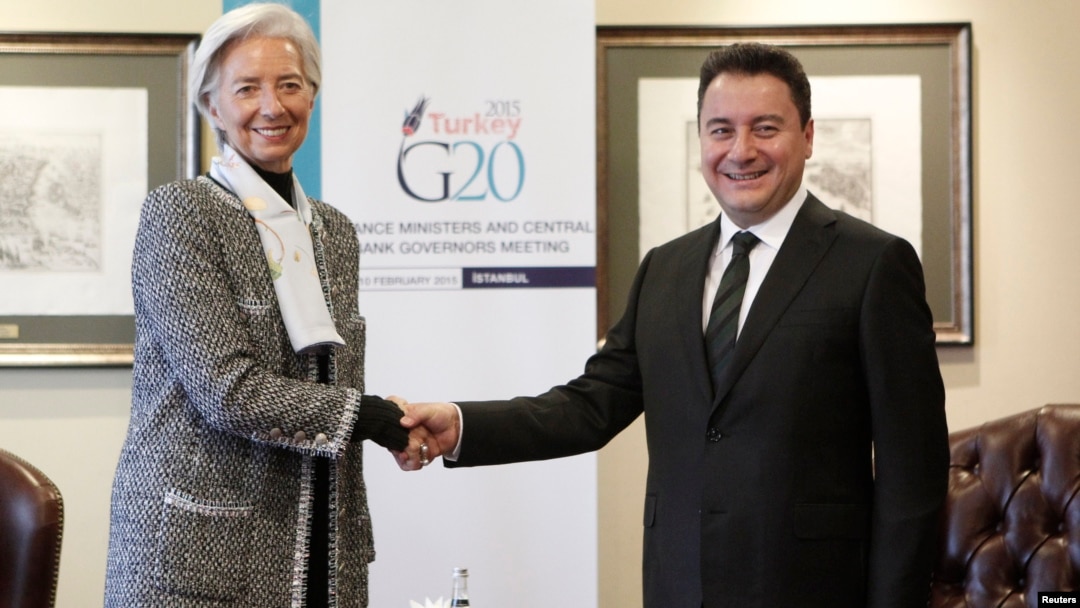 Turkish Deputy Prime Minister Ali Babacan (R) and International Monetary Fund (IMF) Managing Director Christine Lagarde shake hands before the G20 finance ministers and central bank governors meeting in Istanbul, Feb. 9, 2015. 