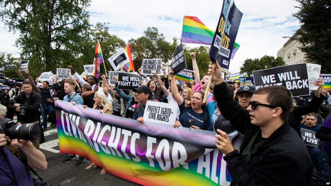Partidarios de los derechos LGBT protestan frente a la Corte Suprema de Estados Unidos en Washington, el 8 de octubre de 2019. AP.