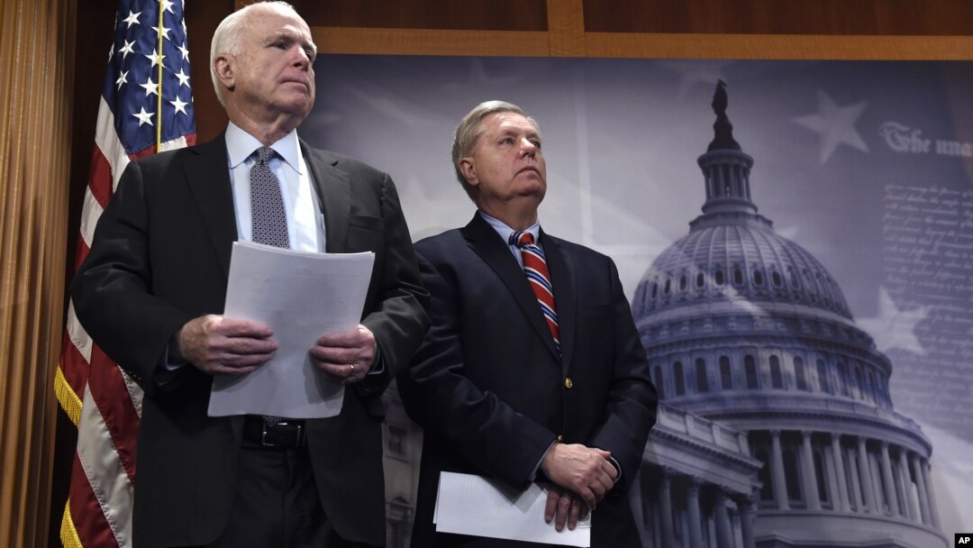 Los senadores McCain y Graham dijeron que la orden ejecutiva que prohibe la entrada de musulmanes a EE.UU. es "una herida auto-infligida en la lucha contra el terrorismo”.
