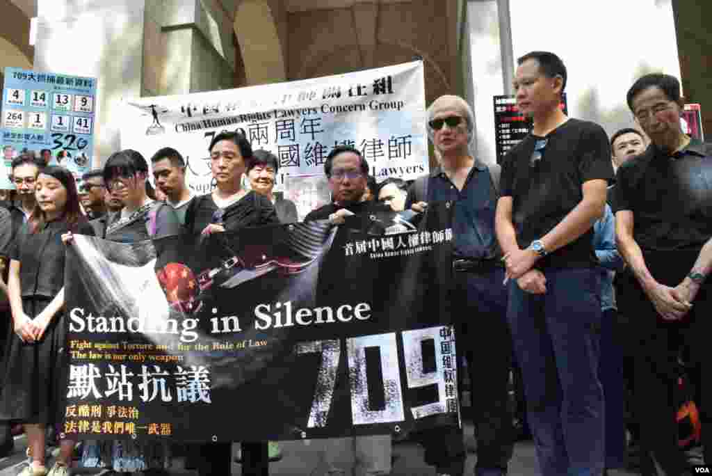 香港法律界及政界人士为诺贝尔和平奖得主刘晓波默站3分钟,呼吁中国政府让他自由到外国就医(美国之音汤惠芸拍摄)